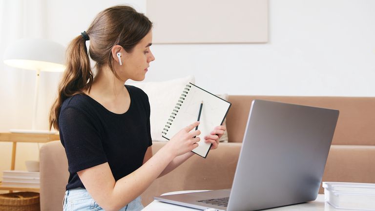Persona mejorando su currículum con formación online